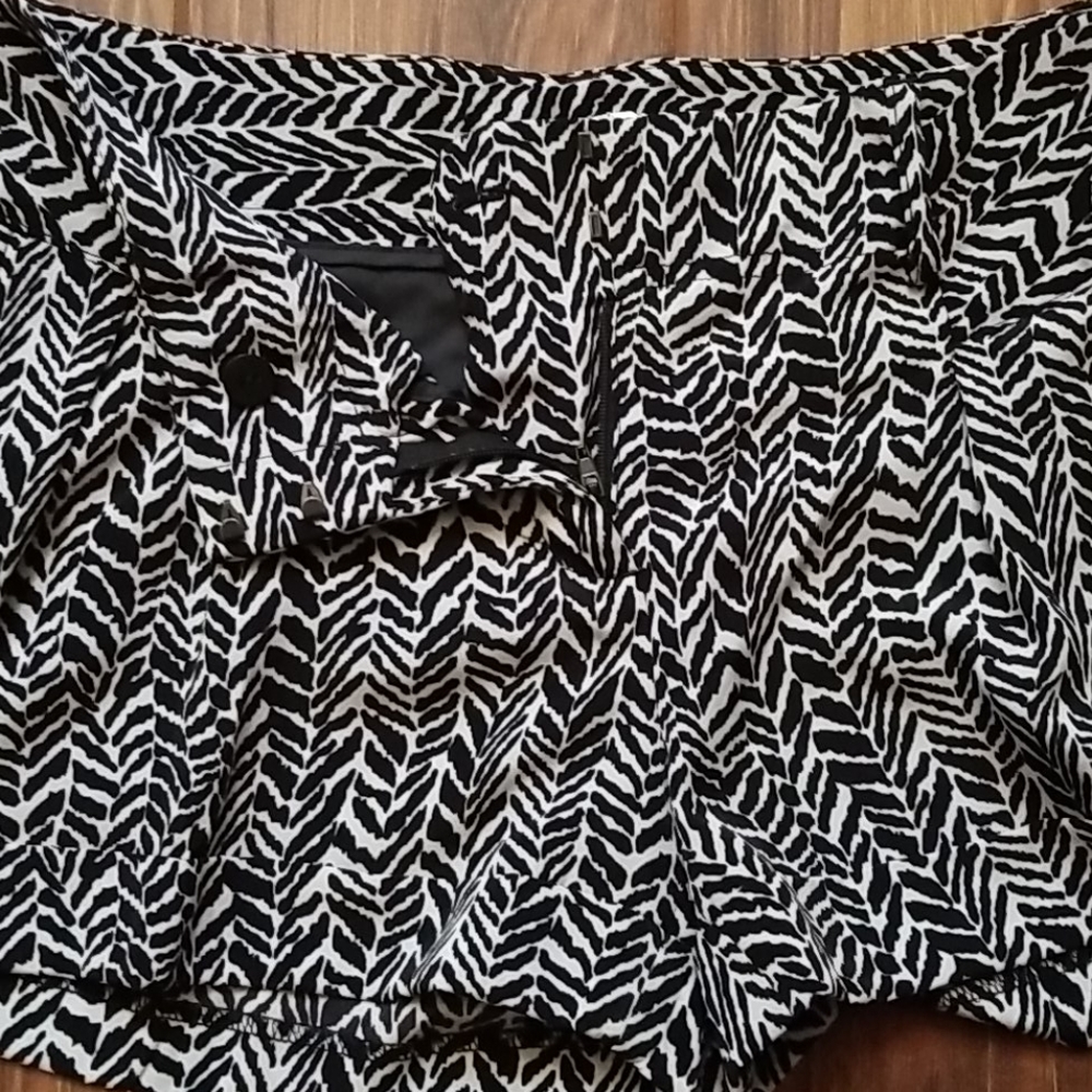 EXPRESS SHORTS SIZE 4 - Picture 4 of 7